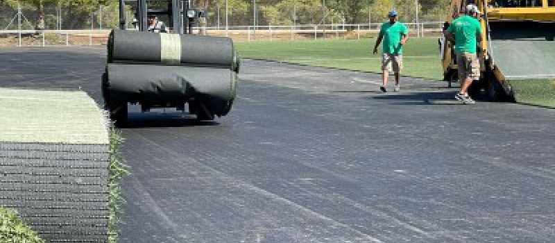 Imagen Deportes comienza la renovación del césped artificial del campo de fútbol del Cdm Playas de Orihuela